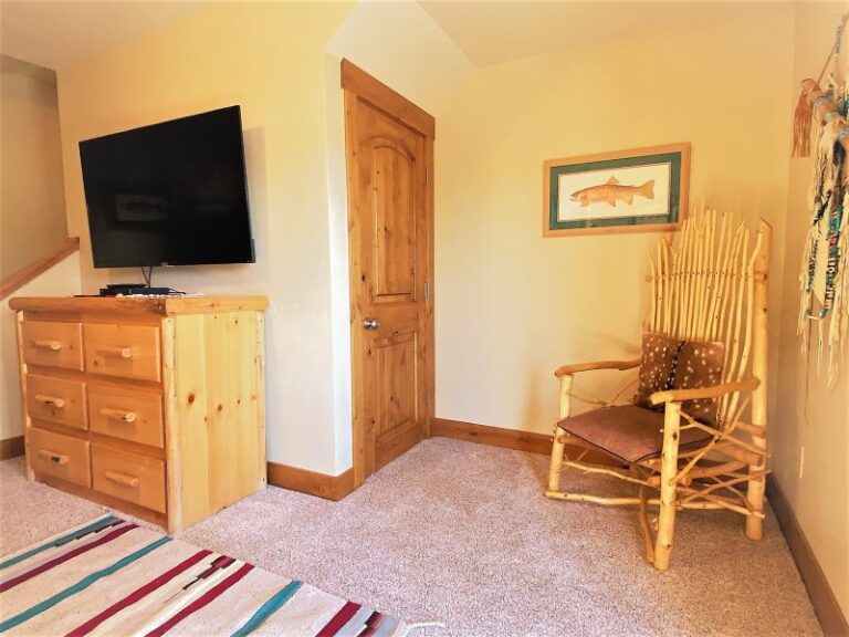 Whitefish lake vacation rental bung bed room with patio to yard.