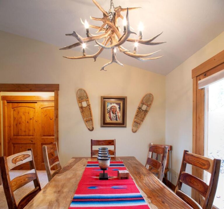 Whitefish lake vacation rental dinning room with antler chandelier 